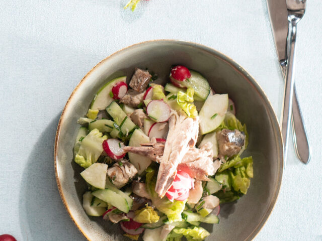 Salade met gerookte makreel