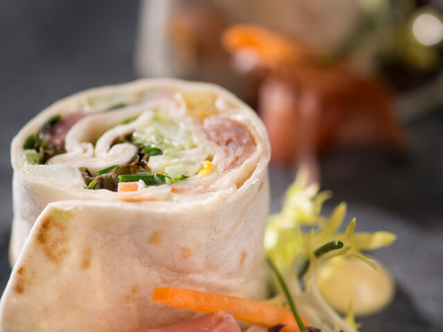 Wrap met rauwe ham en farmersalade