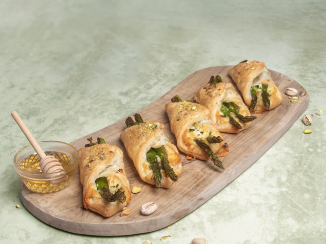 Bladerdeeg met groene asperges en brie