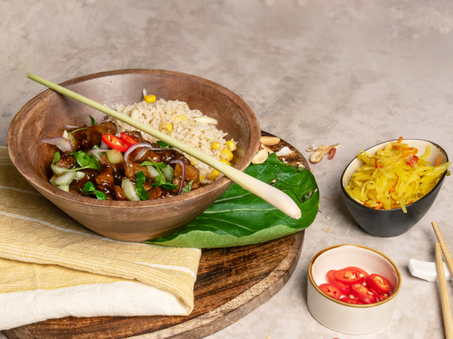 Oosters wokpannetje met kruidige citroengrasrijst