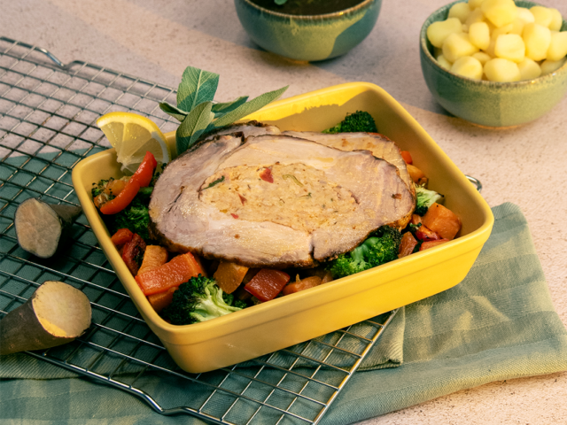 Traybake met gevulde rollade, saliejus en gekookte kriel